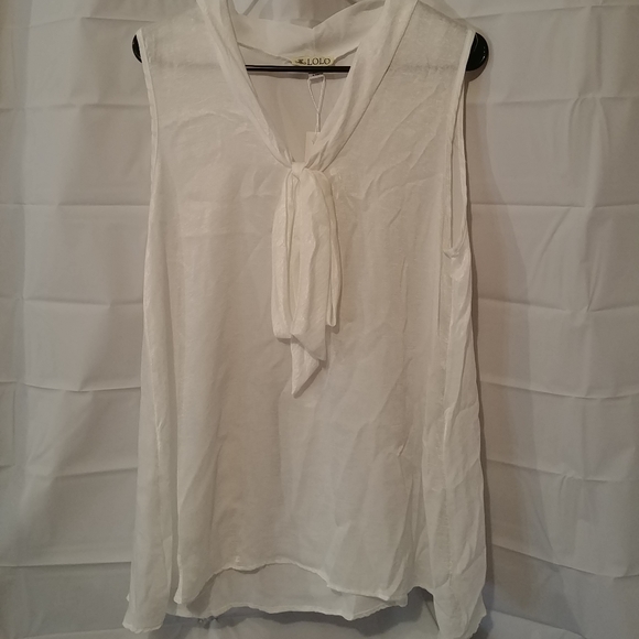 LOLO Tops - LOLO sleeveless shirt